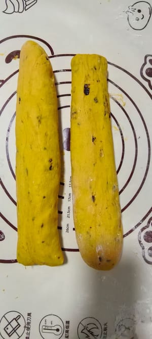 นวดแป้งอีกครั้งให้เป็นรูปทรงกลม รีดให้เป็นแผ่นยาว แล้วหั่นเป็นชิ้นเล็กๆ