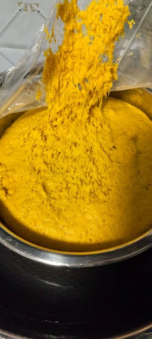 เมื่อหมักได้ที่แล้ว เทลงบนพื้นผิวสำหรับเตรียมอาหาร คลึงด้วยไม้คลึงแป้ง แล้วใส่ถั่วแดงลงไป