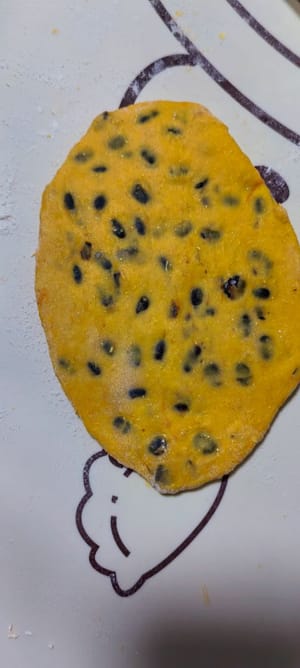 ใช้ไม้คลึงแป้งรีดแป้งให้เป็นรูปทรงกลม ม้วนขึ้นจากด้านหนึ่ง แล้วพักไว้อีก 20 นาที