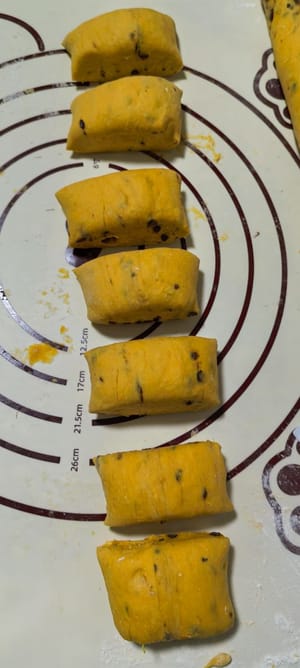 นวดแป้งอีกครั้งให้เป็นรูปทรงกลม รีดให้เป็นแผ่นยาว แล้วหั่นเป็นชิ้นเล็กๆ