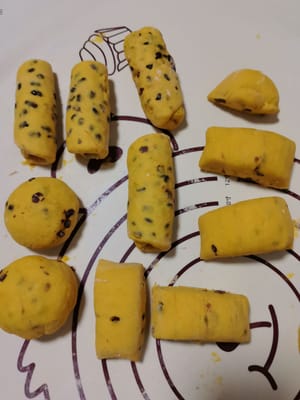 ใช้ไม้คลึงแป้งรีดแป้งให้เป็นรูปทรงกลม ม้วนขึ้นจากด้านหนึ่ง แล้วพักไว้อีก 20 นาที