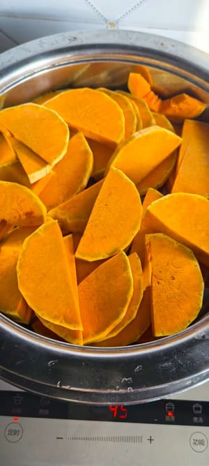 ปอกเปลือกฟักทองแก่ หั่นเป็นชิ้นหนาๆ แล้วนำไปนึ่งจนสุก