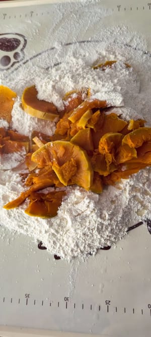 นำฟักทองไปนึ่งประมาณ 15 นาทีจนสุก แล้วพักให้เย็นประมาณ 3 นาที เทฟักทองลงในแป้งที่ผสมผงฟูแล้ว เติมน้ำมันหมู 1 ช้อนชาเพื่อเพิ่มสีสันและป้องกันไม่ให้ติดกระทะ ถ้าชอบหวานขึ้นก็เติมน้ำตาลเล็กน้อย