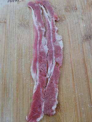 Disporre la carne e cospargerla con un po' di sale