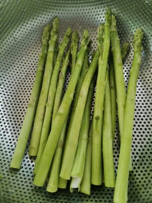 Lavare bene gli asparagi e asciugarli.
