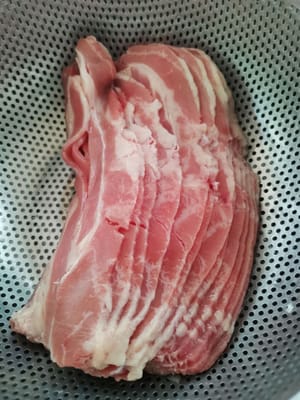 lavare la carne di manzo e asciugarla con un fazzoletto di carta