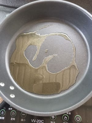 preparare una padella, versare l'olio, attendere che sia caldo