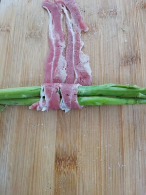 quindi mettere gli asparagi sopra il manzo