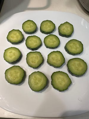 หลังจากหั่นแตงกวาแล้ว ให้ปรุงรสด้วยเกลือเล็กน้อย จัดวางลงบนจานเสิร์ฟให้สวยงาม