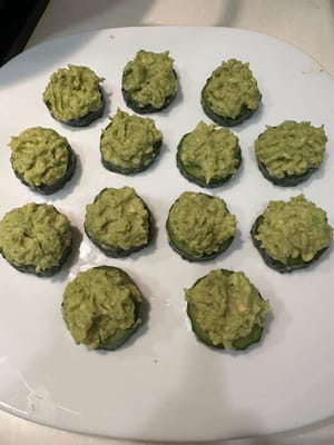 วางอะโวคาโดบดไว้ด้านบนแตงกวาเป็นฐาน