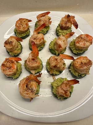 วางกุ้งลงบนแตงกวาแล้วโรยพริกไทยดำเพิ่ม เมื่อสุกแล้วเสิร์ฟและรับประทานได้เลย!