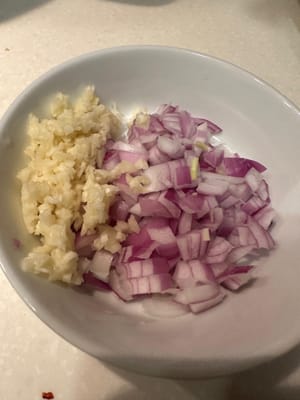 เริ่มจากสับต้นหอมและกระเทียมให้ละเอียด