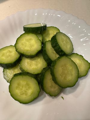 หลังจากหั่นแตงกวาแล้ว ให้ปรุงรสด้วยเกลือเล็กน้อย จัดวางลงบนจานเสิร์ฟให้สวยงาม