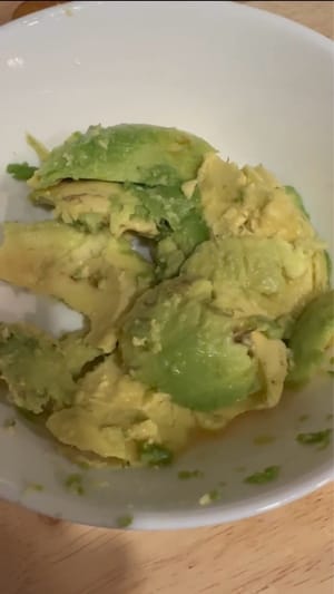 บดอะโวคาโดด้วยส้อม ปรุงรสด้วยเกลือและพริกไทยดำ