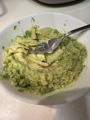 บดอะโวคาโดด้วยส้อม ปรุงรสด้วยเกลือและพริกไทยดำ