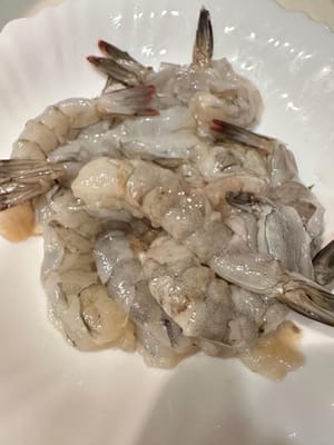 ในการทำความสะอาดกุ้ง คุณต้องตัดหัวออก ผ่าหลังกุ้งเล็กน้อย และเอาเครื่องในออก หมักกุ้งเล็กน้อยด้วยเกลือและน้ำมันอะโวคาโด