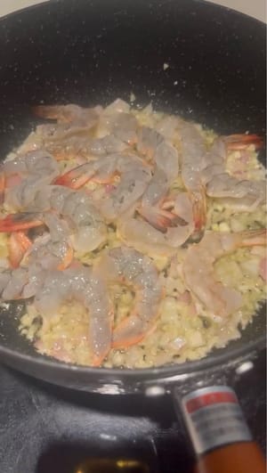 ผัดต้นหอมและกระเทียมกับน้ำมันอะโวคาโดจนหอม จากนั้นใส่กุ้งลงไปผัดต่อจนเป็นสีเหลืองทอง