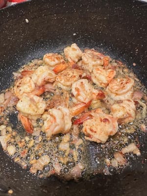 ผัดต้นหอมและกระเทียมกับน้ำมันอะโวคาโดจนหอม จากนั้นใส่กุ้งลงไปผัดต่อจนเป็นสีเหลืองทอง