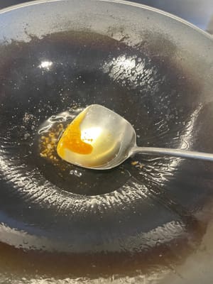 Faites frire le sucre candi jusqu’à ce qu’il devienne brun.