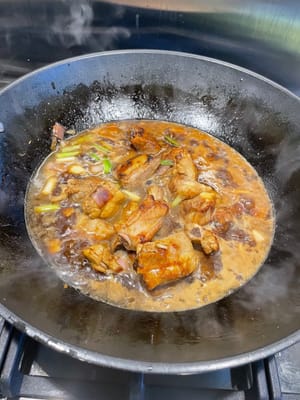 Après avoir fait sauter uniformément, ajoutez de l’eau chaude jusqu’à ce que l’eau recouvre environ la moitié des aliments.