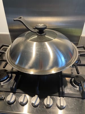Couvrez le wok et faites cuire pendant 7 minutes.