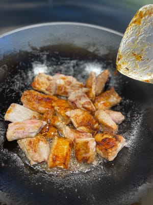 Faites frire les côtes jusqu’à ce qu’elles soient dorées des deux côtés.