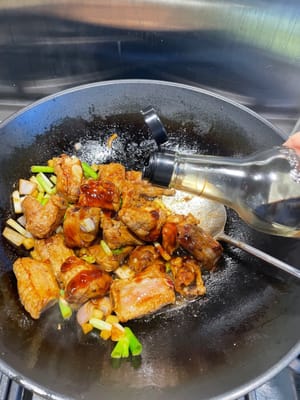 Ajoutez les assaisonnements : sauce aux huîtres, sauce soja et sauce soja foncée.