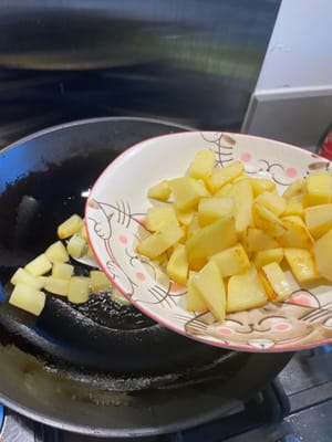 Faites frire les pommes de terre jusqu’à ce qu’elles soient dorées et réservez.