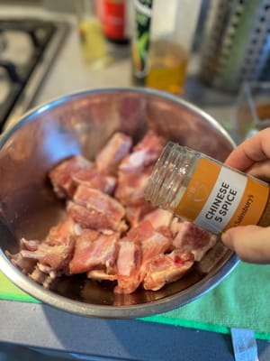Faites mariner les côtes avec du sel, du poivre, de la poudre de cinq épices et de la poudre d'ail pendant 15 minutes.