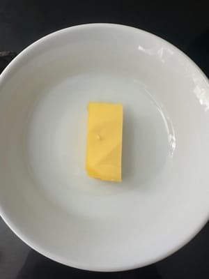黄油下锅中火，两张图片