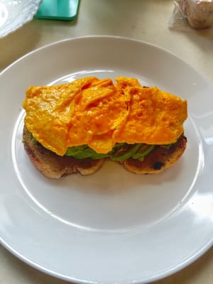 鸡蛋铺在牛油果上面