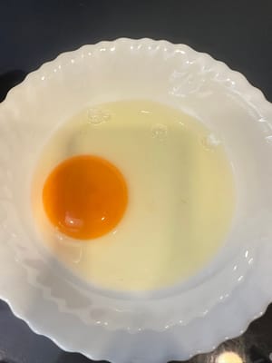 鸡蛋一个打散，三张图片