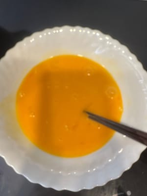 鸡蛋一个打散，三张图片