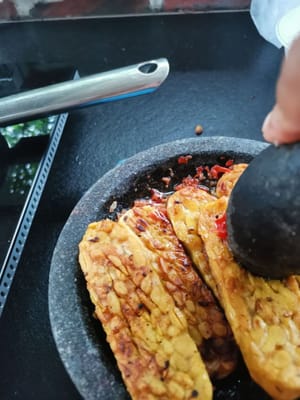 然后将豆豉压碎放入辣椒酱中