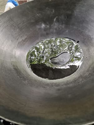 准备一个煎锅，倒入油，等到油热