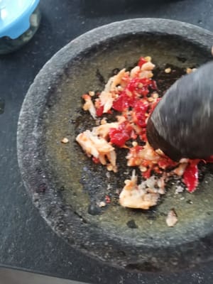 然后将辣椒酱（盐、大蒜和辣椒）研磨至光滑