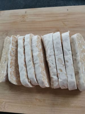 将豆豉切成1厘米厚的块