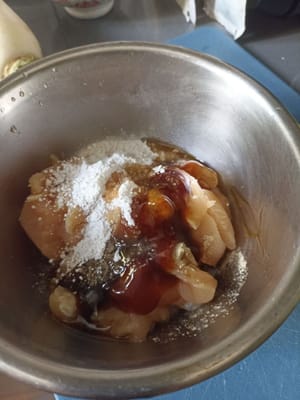 加入1/2茶匙胡椒粉，1汤匙麻油，1汤匙蚝油和红薯粉。