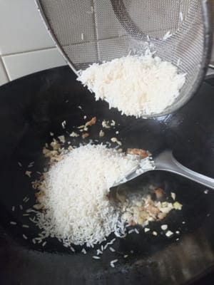 加入米饭，翻炒约3分钟。