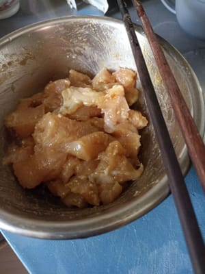 将鸡胸肉腌制20分钟