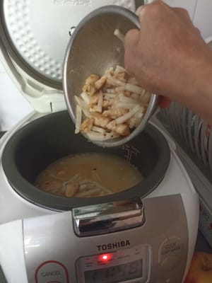 加入煮熟的米饭中。将米饭煮40分钟直至熟透。