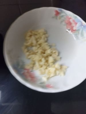 把大蒜切碎