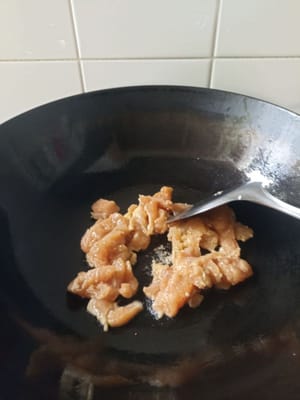 将鸡胸肉煎至金黄色