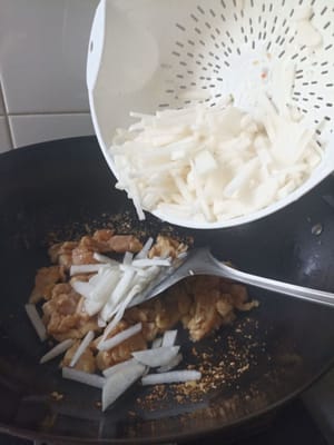 加入炒好的萝卜