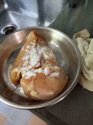 在鸡胸肉上撒一点盐和苏打。