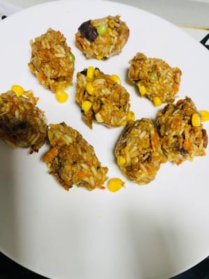 Masukkan beras ketan yang sudah dikukus, aduk hingga rata, lalu masukkan air rendaman jamur dalam 3 tahap, masing-masing tambahkan dua sendok makan, aduk hingga rata supaya beras lebih lengket dan mudah dibentuk bulatan.