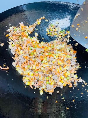1. Olesi wajan dengan minyak, masukkan daging babi giling, dan didihkan dengan api kecil, tutup wajan, hingga daging babi matang sempurna agar tidak lengket.
2. Tumis daging babi hingga berwarna cokelat keemasan. Tambahkan bawang putih (atau bawang bombai) cincang dan tumis hingga harum. Angkat bawang putih atau bawang bombai.
3. Tuangkan sesendok arak masak di sepanjang tepi wajan dan tumis. Tambahkan jamur shiitake potong dadu dan udang kering, lalu tumis sebentar. Kemudian, tambahkan wortel potong dadu, buncis, dan jagung, lalu tumis hingga rata. (Dulu saya hanya menggunakan beras ketan, daging babi cincang, dan jamur shiitake, dan rasanya lezat. Menambahkan sayuran potong dadu akan membuat teksturnya lebih kaya, tetapi tidak terlalu lengket.)