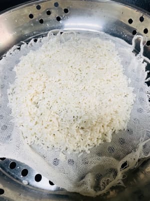 Cover the steamer with gauze, put the cleaned glutinous rice into the steamer, and steam it over medium heat for 30 minutes after the water boils.