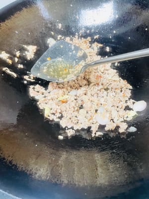 1. Grease a wok with oil, add the ground pork, and simmer over low heat, covered, until the pork is cooked through to prevent it from sticking.
2. Stir-fry the pork until golden brown. Add the chopped garlic (or onion) and sauté until fragrant. Remove the garlic or onion.
3. Pour a spoonful of cooking wine along the edge of the wok and stir-fry. Add the diced shiitake mushrooms and dried shrimp and stir-fry briefly. Then add the diced carrots, green beans, and corn and stir-fry until combined. (I used to just use glutinous rice, minced pork, and shiitake mushrooms, and it was delicious. Adding the diced vegetables gives it a richer texture, but it's less sticky.)