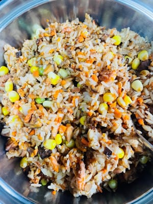 Masukkan beras ketan yang sudah dikukus, aduk hingga rata, lalu masukkan air rendaman jamur dalam 3 tahap, masing-masing 2 sendok makan, aduk hingga rata supaya beras lebih lengket dan mudah dibentuk bulatan.